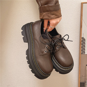 รองเท้าหนังทรงอังกฤษไซส์ใหญ่ หนาพิเศษ หัวมน ส้นหนา สไตล์เรโทร แพลตฟอร์ม สำหรับผู้หญิง ใส่ได้ในฤดูใบไม้ร่วง - Product Image 1