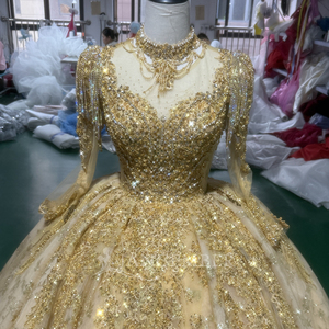Vestido de Quinceañera Moderno Dorado con Mangas Largas, Lentejuelas, Cuentas y Encaje, Cola Capilla, Largo hasta el Suelo, para Fiesta de Noche - Product Image 3