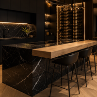 Meuble de cuisine sur mesure et ensemble salle à manger pour appartement de luxe, colonne à vin rétroéclairée, îlot en pierre, quincaillerie antirouille