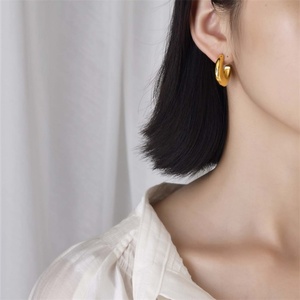 Boucles d'oreilles en acier inoxydable simple en gros, clous d'oreilles en forme de C, bijoux - Product Image 4