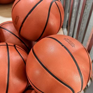 Langlebiger Gummi basketball der Größe 7 mit hoher Elastizität für Schult eams und individuellem Logo-Druck - Product Image 6