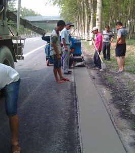 कंक्रीट Slipform फ़र्श मशीन सड़क पर अंकुश लगाने फुटपाथ मशीन - Product Image 4