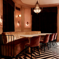 Mobilier de restaurant haut de gamme moderne : banquettes, chaises et tables, sièges confortables au style luxe léger, usage commercial