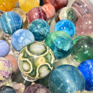 Bolas <span class=keywords><strong>de</strong></span> cristal curativas talladas a mano <span class=keywords><strong>de</strong></span> alta calidad, 5-7cm, varios materiales, artesanía al por mayor para decoración <span class=keywords><strong>y</strong></span> ritual <span class=keywords><strong>de</strong></span> meditación - Product Image 2