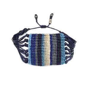 สร้อยข้อมือสานสีน้ำเงินเข้มทำมืออย่างสวยงาม - Product Image 1