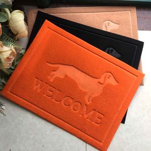 Tapis de porte pour animaux de compagnie en forme d'os avec empreinte de patte de chien - Product Image 6