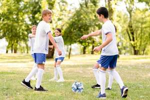 Ballon de football classique bicolore - Ensemble de 6 modèles pour la vente en gros, ballon de sport durable taille 5 - Product Image 5