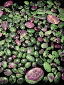 Piedras Preciosas Sueltas de Rubí Zoicita Natural Hechas a Mano de Alta Calidad en Formas Mixtas para la Fabricación de Joyas, Tercera Parte - Product Image 1