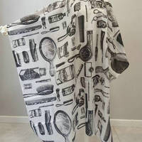 Cape de coiffure imperméable en polyester 160*140mm avec miroir à main et peigne, motif imprimé, fabriquée en Chine