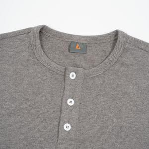 T-shirt a Maniche Lunghe da Uomo in Stile Old Money, Collo Tondo, Vestibilità Slim, Colore Grigio Chiaro - Product Image 4