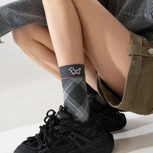 Calcetines de media pantorrilla para mujer, color gris, con estampado de perro, transpirables, absorbentes del sudor, de poliéster, estilo juvenil - Product Image 4