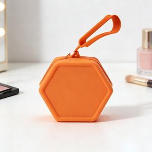 กระเป๋าเครื่องสำอางซิลิโคนอเนกประสงค์น้ำหนักเบาขายดี พร้อมโลโก้สั่งทำ ซิปกันน้ำ หรูหรา สำหรับการเดินทาง - Product Image 3