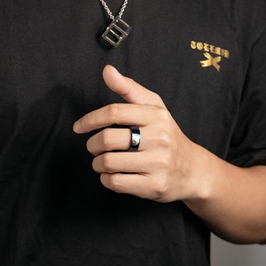 Un anillo de acero de titanio único, creativo y moderno con un lobo solitario bajo la luz de la luna, un pieza de joyería poderosa y a la moda. - Product Image 3