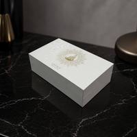 Boîte cadeau de luxe personnalisée blanche gaufrée avec fermeture magnétique dorée et insert en velours noir à 3 compartiments