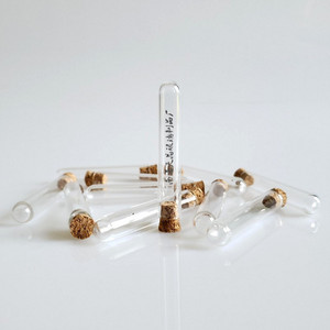 Tubos de muestra de vidrio Tianjing de 8x50 mm con tapón de plástico transparente para dispensar aceite esencial, perfume y azafrán - Product Image 5