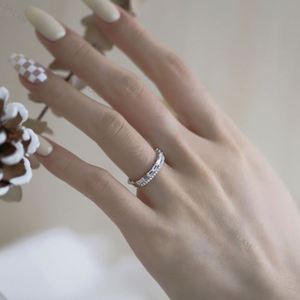 Anillo de Compromiso Dylam con Diamantes para Ella, Anillo de Boda Hecho a Mano en Plata con Iniciales Personalizadas para Parejas - Product Image 5