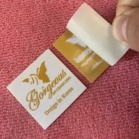 Étiquette tissée haute définition couleur beige doux avec support thermocollant, patch textile durable à coller pour vêtements et sacs à main