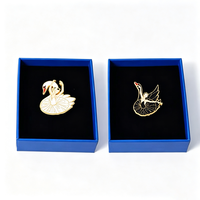 Broche de revers en émail personnalisée par le fabricant, motif Cygne Noir et Blanc, Fille Ballerine, Danseuse de Ballet Élégante, Émail Dur, OEM