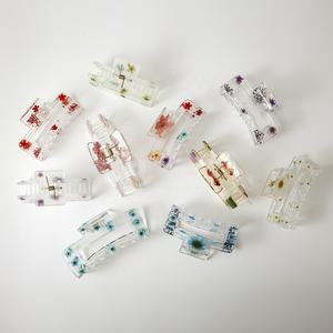 Vente en gros de pinces à cheveux à fleurs séchées en époxy faites à la main à la mode en résine pour femmes - Product Image 2