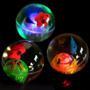 I bambini variopinti all'ingrosso della sfera di cristallo elastica di bagliore giocano la palla di salto per i bambini