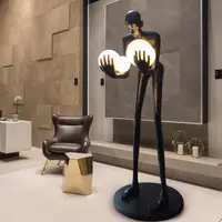 Bola Patung Seni Manusia Modern Memegang Lampu Lantai, Ruang Pameran Hotel Gambar Manusia Kreatif Lampu Lantai Desain Singa