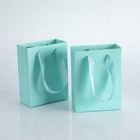 Sacs cadeaux en matériaux recyclés en gros, design PPWR-aligné, plusieurs tailles, impression de logo personnalisé, sérigraphie avec poignées pour vêtements