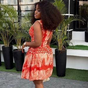 Élégante robe sans manches à motif abstrait rouge et beige embrasse le style et le confort des vêtements pour femmes - Product Image 4