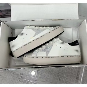 Zapatillas deportivas clásicas con estrellas doradas de lentejuelas y detalles plateados, de cuero de vaca de alta calidad, con suela invisible, para primavera e invierno. - Product Image 5