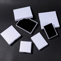 Boîtes cadeaux modernes en papier kraft blanc carrées et petites avec couvercles pour le rangement de colliers, bracelets et boucles d'oreilles