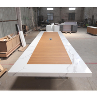 Table de conférence en marbre et bois au design moderne avec microphone à condensateur, bureau de réunion et chaises