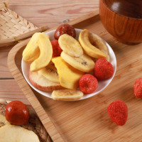 Vente en gros de petites pochettes de fruits déshydratés : fraises, bananes, kiwis, figues, dattes rouges, pommes, fruits déshydratés mélangés, collations de fruits, fruits croustillants