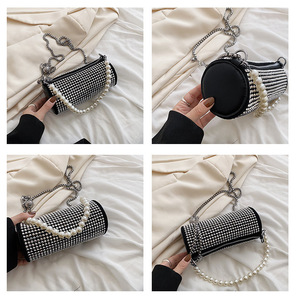 <span class=keywords><strong>Sac</strong></span> à bandoulière cylindrique <span class=keywords><strong>noir</strong></span> et <span class=keywords><strong>argent</strong></span>é pour femme, orné de diamants, avec chaînes de perles, style sacoche messager, <span class=keywords><strong>sac</strong></span> à main en forme de baril, <span class=keywords><strong>sac</strong></span> à l'épaule type oreiller - Product Image 2