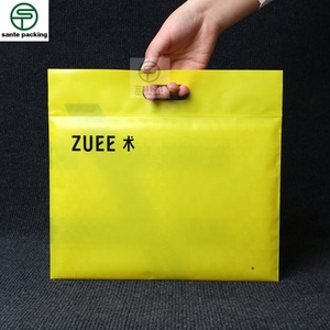 Sacs Ziplock givrés personnalisés avec logo, poignée et valve – Matériau CPE recyclable pour l'emballage de t-shirts, chaussettes et chaussures (taille personnalisée) - Product Image 5