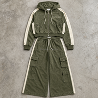 Ensemble décontracté homme personnalisé en jean délavé olive avec poches utilitaires et détails rayés sur le côté – Fabrication OEM/ODM