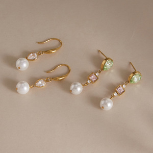 Pendientes colgantes chapados en oro con perlas y circonitas, joyería clásica para fiestas para mujer - Product Image 3