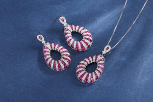 סט תכשיטים לחתונה בציפוי רודיום כסוף הכולל תליון ועגילים בצורת טיפת מים משובצים זירקוניה קובית אדומה פוקסיה במרקם מיקרו-פאווה מעולה - Product Image 4