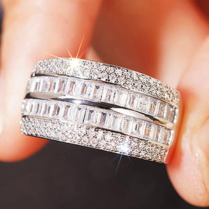 Anello in Oro Bianco con Diamante Taglio Baguette Colore G Naturale Stile Classico da Donna per Fidanzamento - Product Image 2