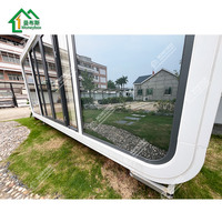 Maison-capsule écologique d'extérieur, pod de luxe préfabriqué avec cuisine et salle de bain