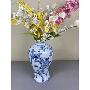 蓝白花瓶与鸟图案中国青花瓷家居装饰