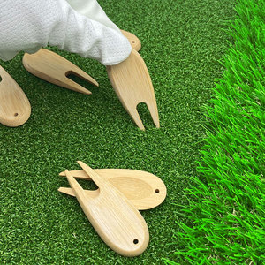 Fourche de réparation de divots de golf en bambou couleur bois naturel, marqueur de balle et outil de réparation de divots pour putting green - Product Image 5
