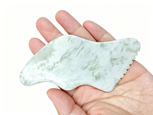 Planche de massage Gua Sha en jade Xiuyan naturel en forme de cœur, personnalisée en gros, pour le soin de la peau et la beauté, outil de massage pour spa et salon - Product Image 1