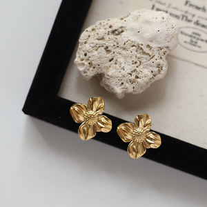 Pendientes de tuerca con diseño de flor de acero inoxidable 316L chapados en oro de 18 quilates a la moda para regalo de joyería elegante para mujer - Product Image 1