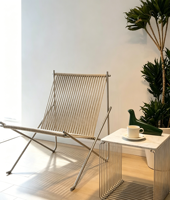Chaise longue pliante moderne en corde, structure en métal chromé poli, assise et dossier en corde tressée beige, minimaliste, intérieur/extérieur