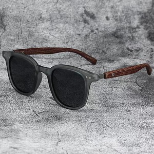Lunettes <span class=keywords><strong>de</strong></span> <span class=keywords><strong>soleil</strong></span> européennes américaines INS à grain <span class=keywords><strong>de</strong></span> bois pour hommes et femmes Lunettes <span class=keywords><strong>de</strong></span> <span class=keywords><strong>soleil</strong></span> pour ongles pour femmes avec jambe PC Frame Sunshade - Product Image 1