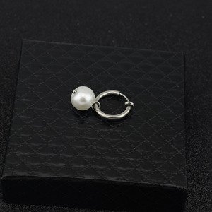 Nouvelles Boucles d'Oreilles Pendante Perle Noire et Blanche au Design Simple et Original, Style Élégant, en Acier Inoxydable, Unisexe, Bijoux en Gros - Product Image 6