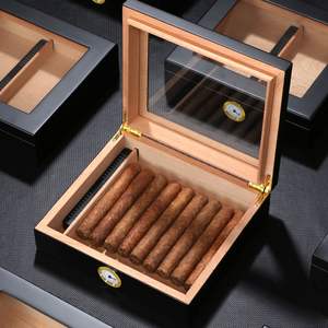 Humidor portátil de madera de cedro para cigarros con higrómetro y humidificador para almacenar cigarros, acabado en laca negra. - Product Image 3