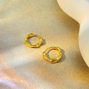 Женские серьги-кольца <span class=keywords><strong>Foxi</strong></span> <span class=keywords><strong>Factory</strong></span> оптом, латунные, модные, с покрытием из 18-каратного золота, витые, маленькие - Product Image 1