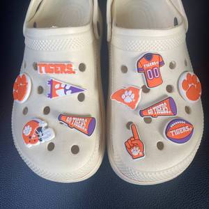 신상품 고품질 스포츠 럭비 신발 액세서리 도매 NCAA 호랑이 로고 NCAA 팬을위한 축구 PVC 막신 신발 매력 - Product Image 1