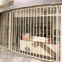 Porte pliante moderne en alliage d'aluminium avec cadre incurvé en cristal, cloison transparente sur mesure pour les intérieurs de centres commerciaux et de magasins
