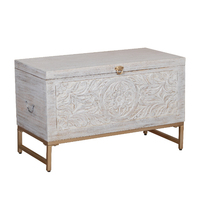 Table basse en bois sculpté à la main avec pieds en métal doré, finition blanche vintage